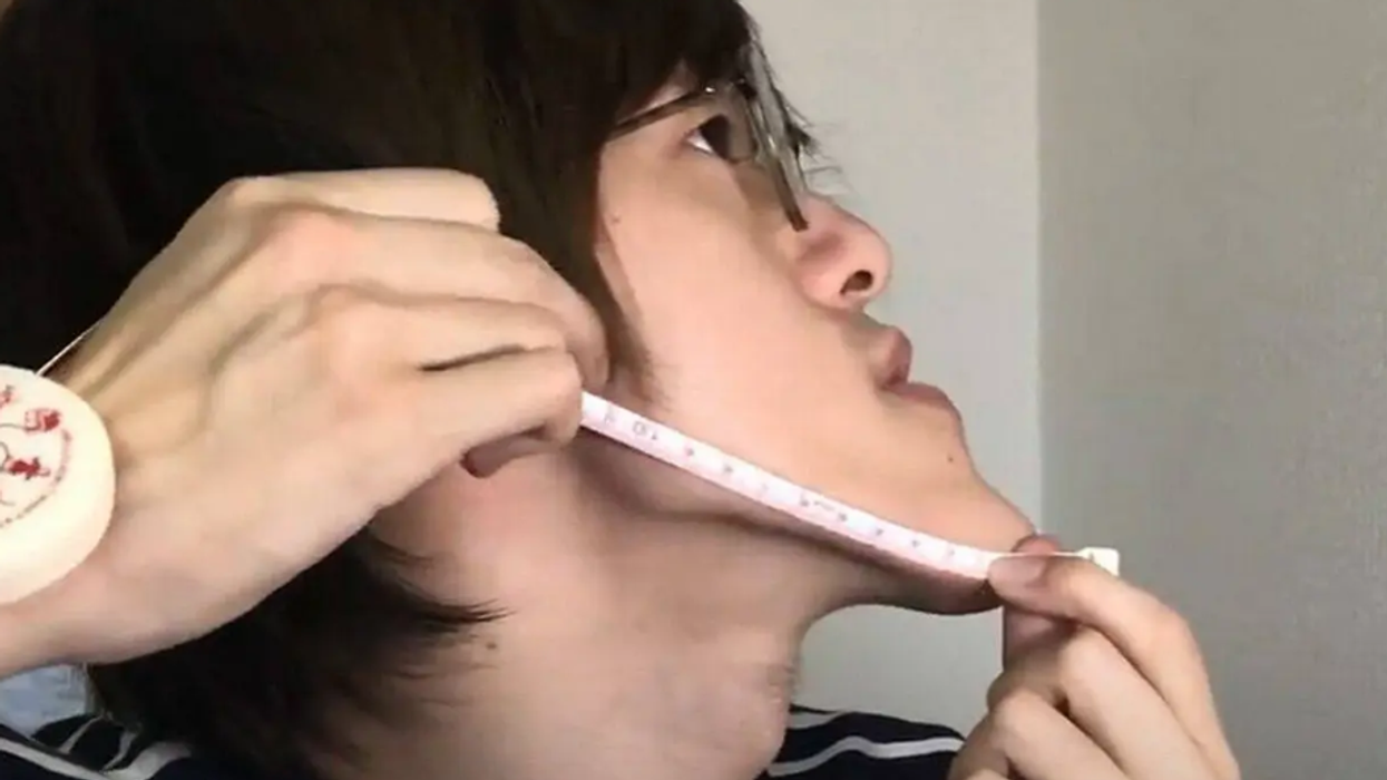 Japonezi bëhet viral për mjekrën e pazakontë