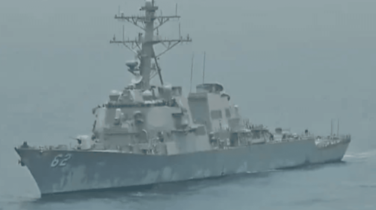 Përballje në Gjirin Persik - helikopteri iranian i pret rrugën anijes luftarake amerikane