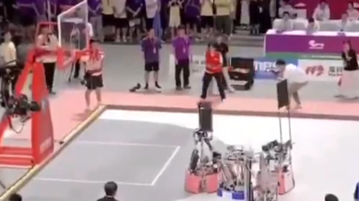 Turneu i parë në botë i basketbollit mes robotëve - vetë pasuan, vetë realizuan pikë