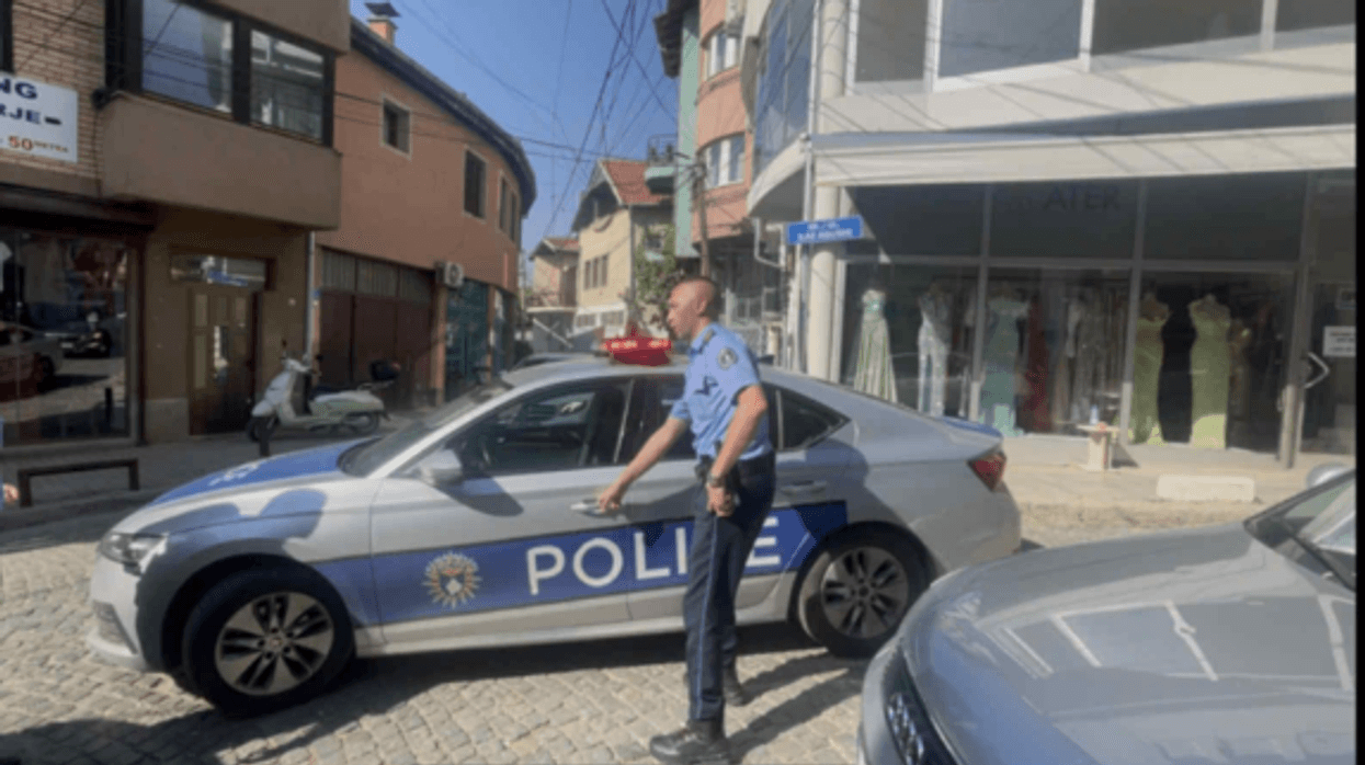Prokurori jashtë detyrës kap në flagrancë një person i cili ia grabiti varësen nga qafa një gruaje në Prishtinë