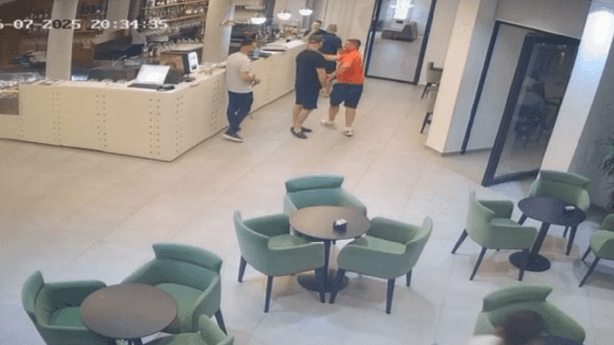 Pezullohet nga detyra polici që rrahu kamarierin në Vlorë