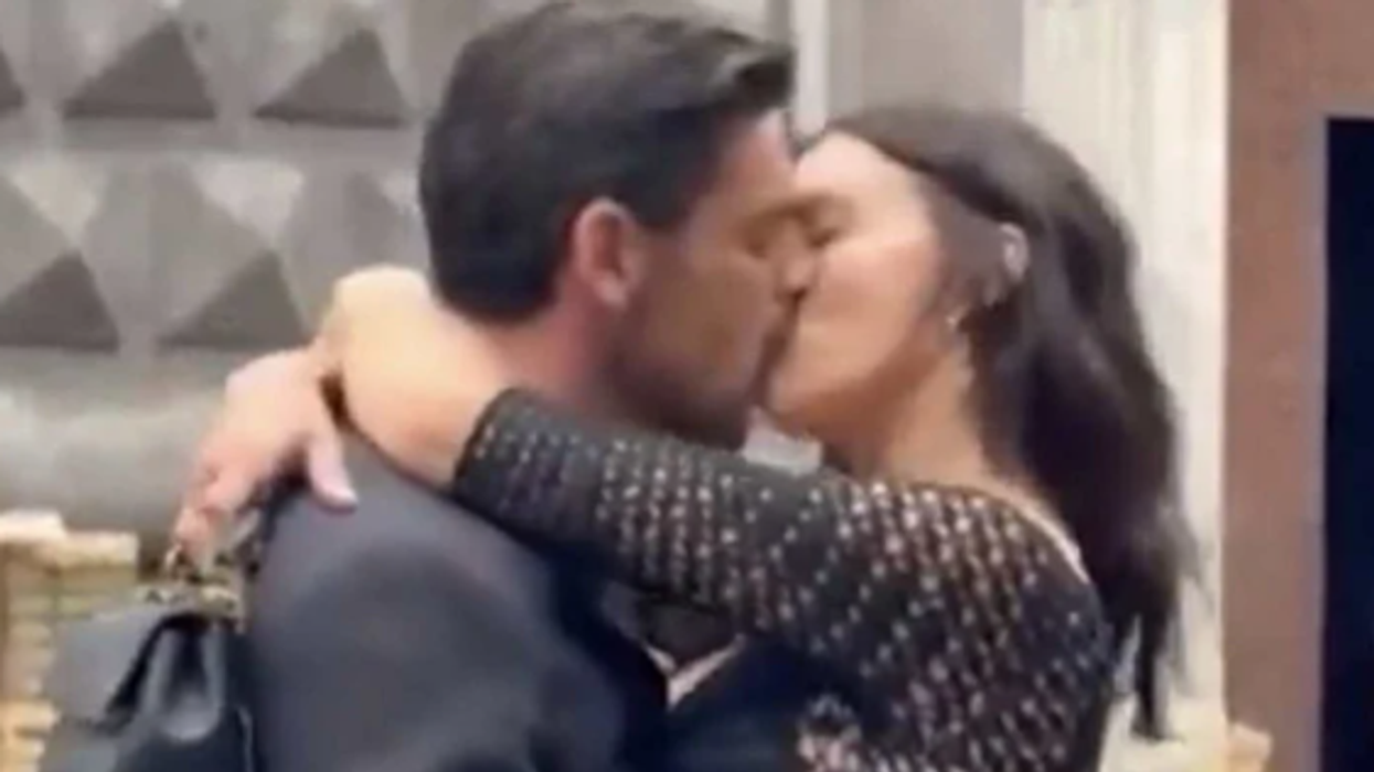 Puthje pasionante mes Irina Shayk dhe Michelle Morrone rrugëve të Napolit