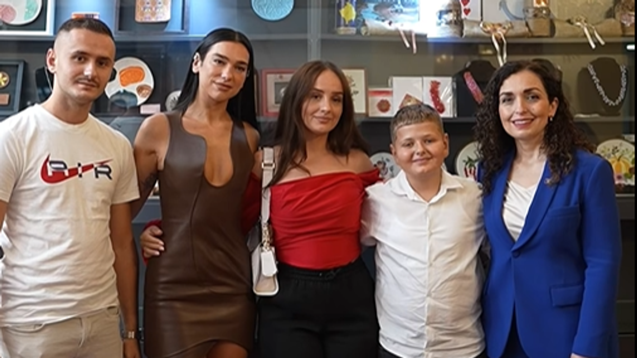 Dua Lipa pritet me ngrohtësi nga presidentja Osmani, të pranishëm edhe fëmijët e Afrim Bunjakut