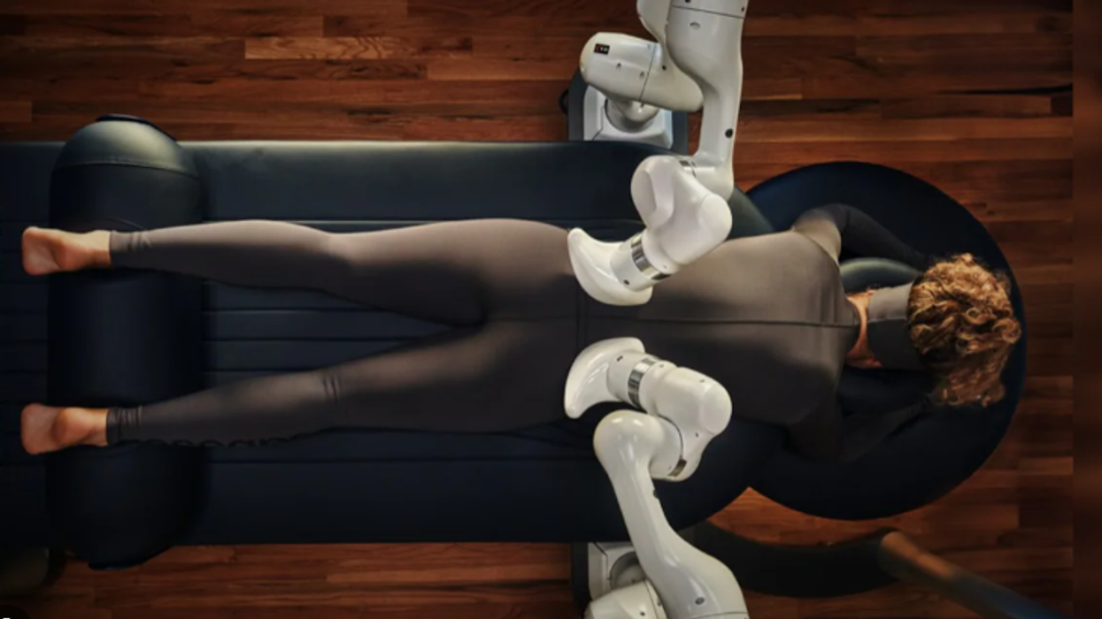 Kjo kompani po ofron masazhin e parë në botë të mundësuar nga robotët me Inteligjencë Artificiale
