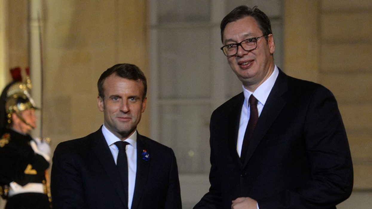 Macron në një telefonatë me Vuçiçin, thekson rëndësinë e dialogut Kosovë-Serbi