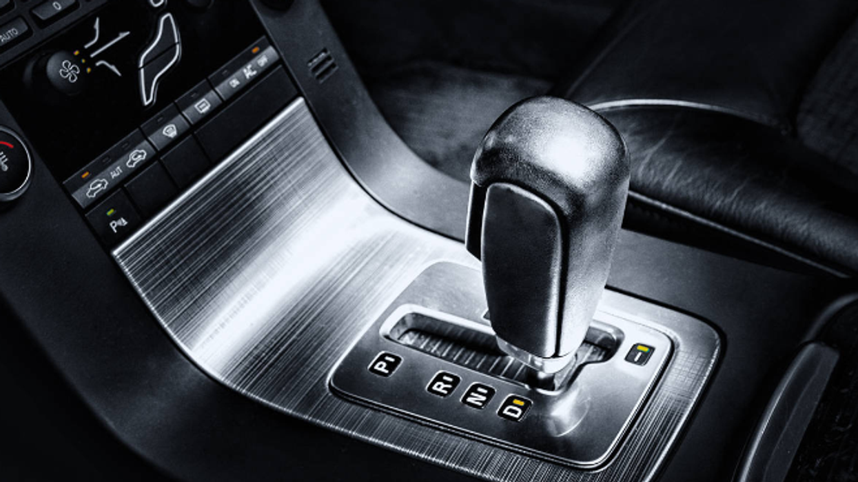 Transmisione automatike - a duhet të shtypet freni i dorës përpara se të fiket vetura?