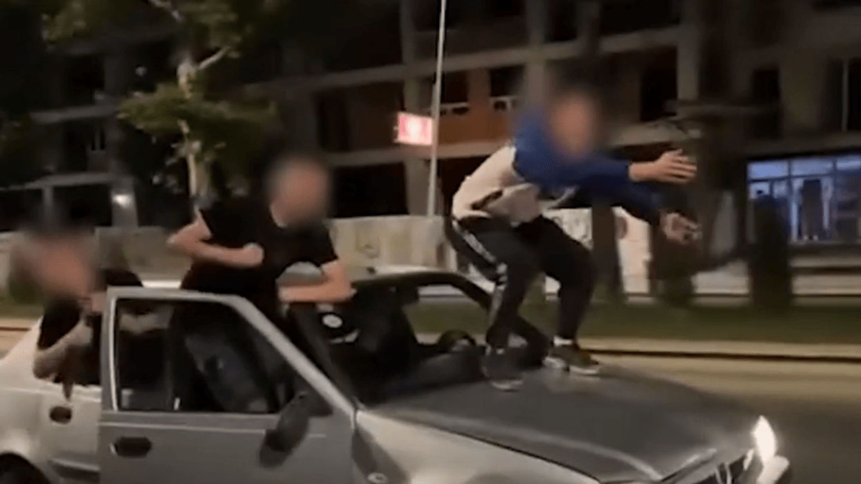 Bënin video të rrezikshme në rrugët e Shkupit, janë marrë masa ndaj disa të rinjve