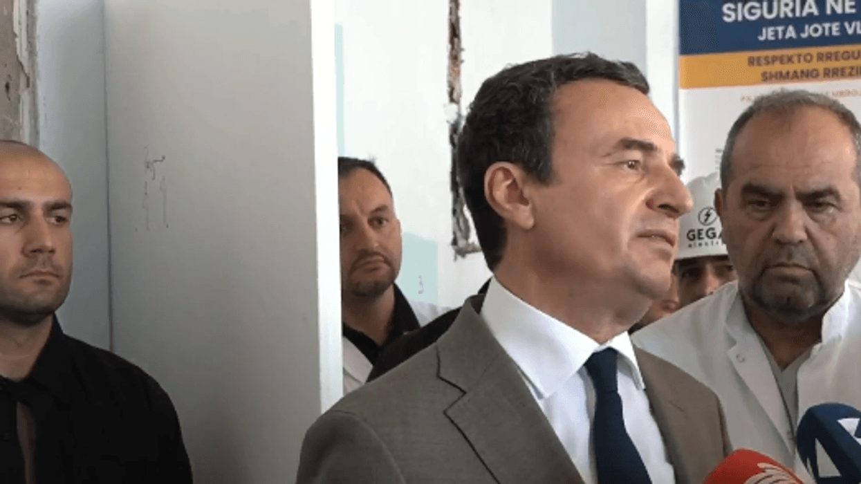 Përplasje ndërmjet Kurtit dhe gazetares Uka, AGK: Sjellje e papranueshme e kryeministrit në detyrë