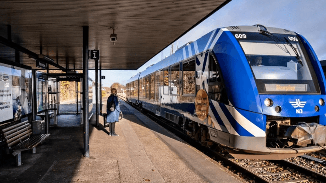 Treni del nga shinat dhe përplaset me një veturë në Danimarkë, raportohet për të vdekur
