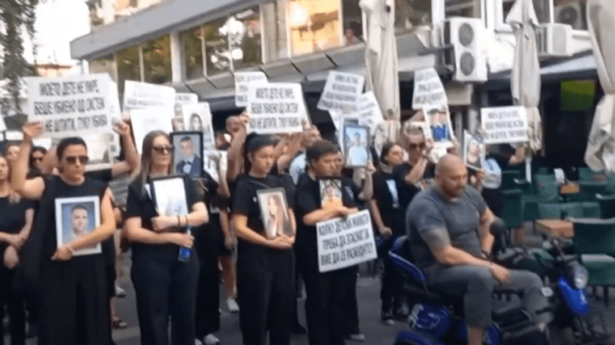 Në Koçan u protestua sërish për tragjedinë në "Pulse", prindërit akuzojnë policinë se nuk po i lejojnë qytetarët t'i bashkohen protestës