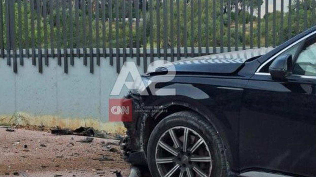 Aksident buzë detit në Vlorë, makina hyn në rrethimin e vilës qeveritare