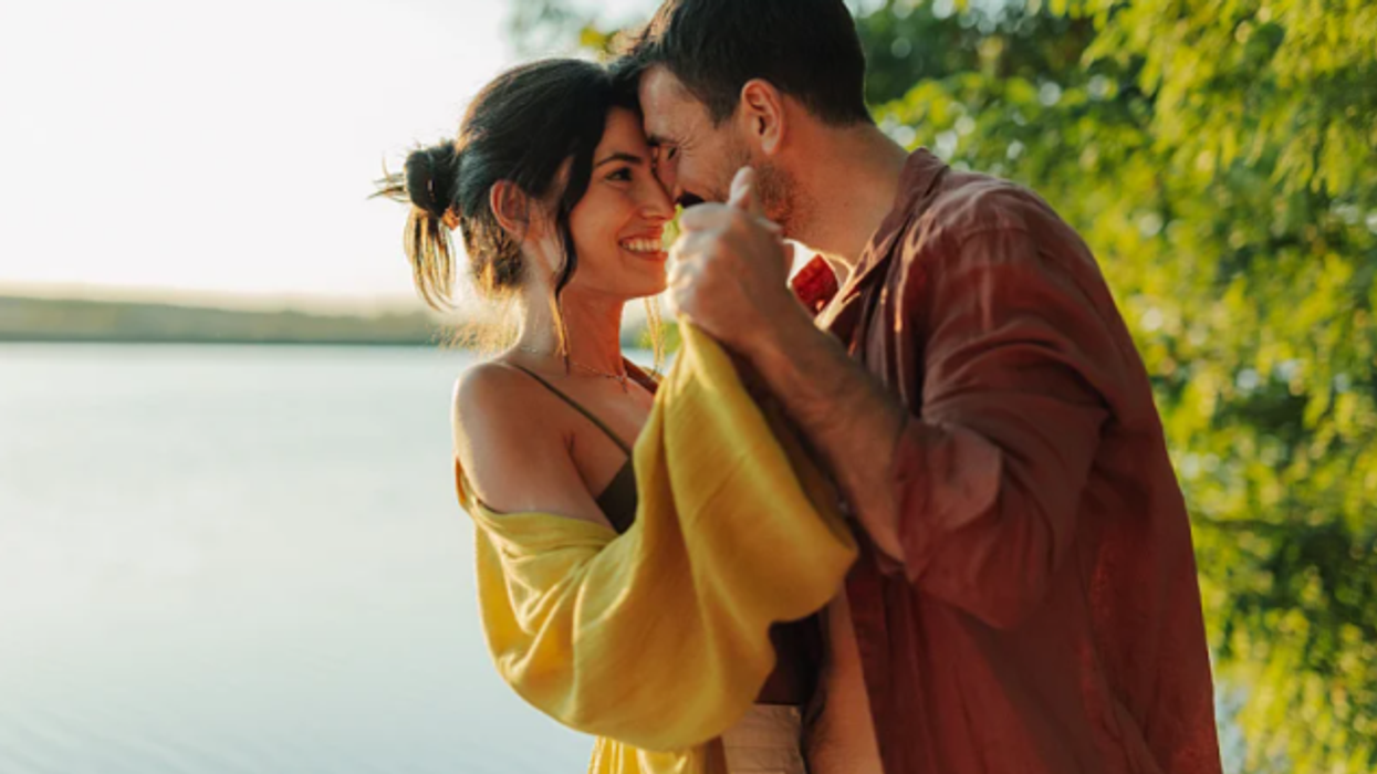 Cila është diferenca ideale në moshë nëse doni që lidhja juaj të zgjasë?