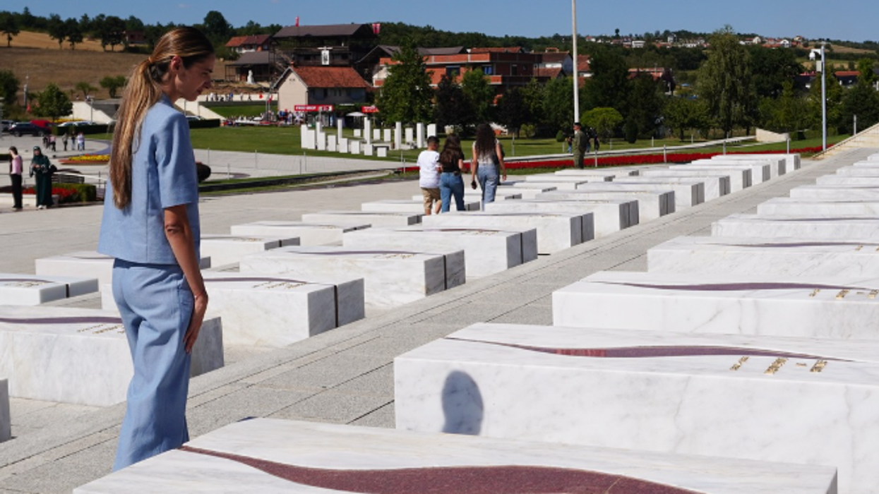 Emina Çunmulaj viziton varrezat e Jasharajve: Një kujtesë e fuqishme se guximi, uniteti dhe sakrifica janë themelet e lirisë sonë