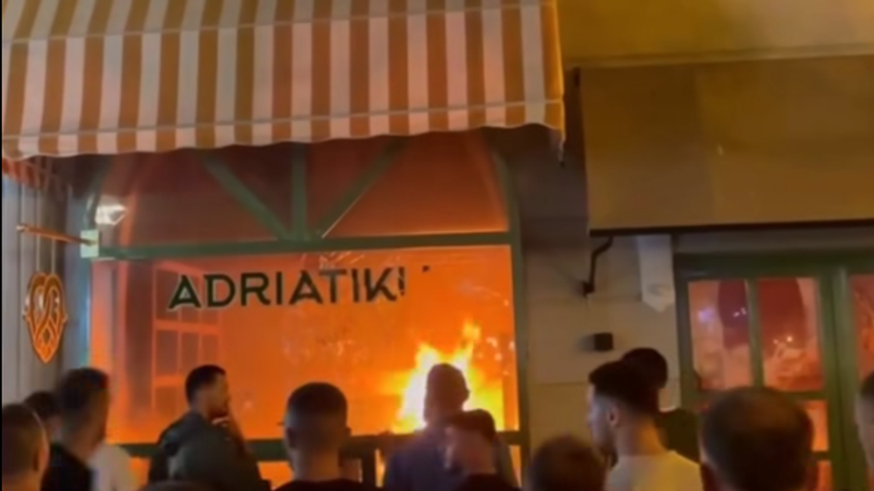 Lëndohet një person gjatë përpjekjes për të shuar zjarrin në furrën 'Adriatiku' në Mitrovicë