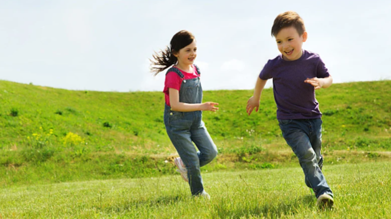 Këto janë mënyrat se si mund ta ndihmoni fëmijën tuaj të krijojë miqësi me bashkëmoshatarët e tij/saj