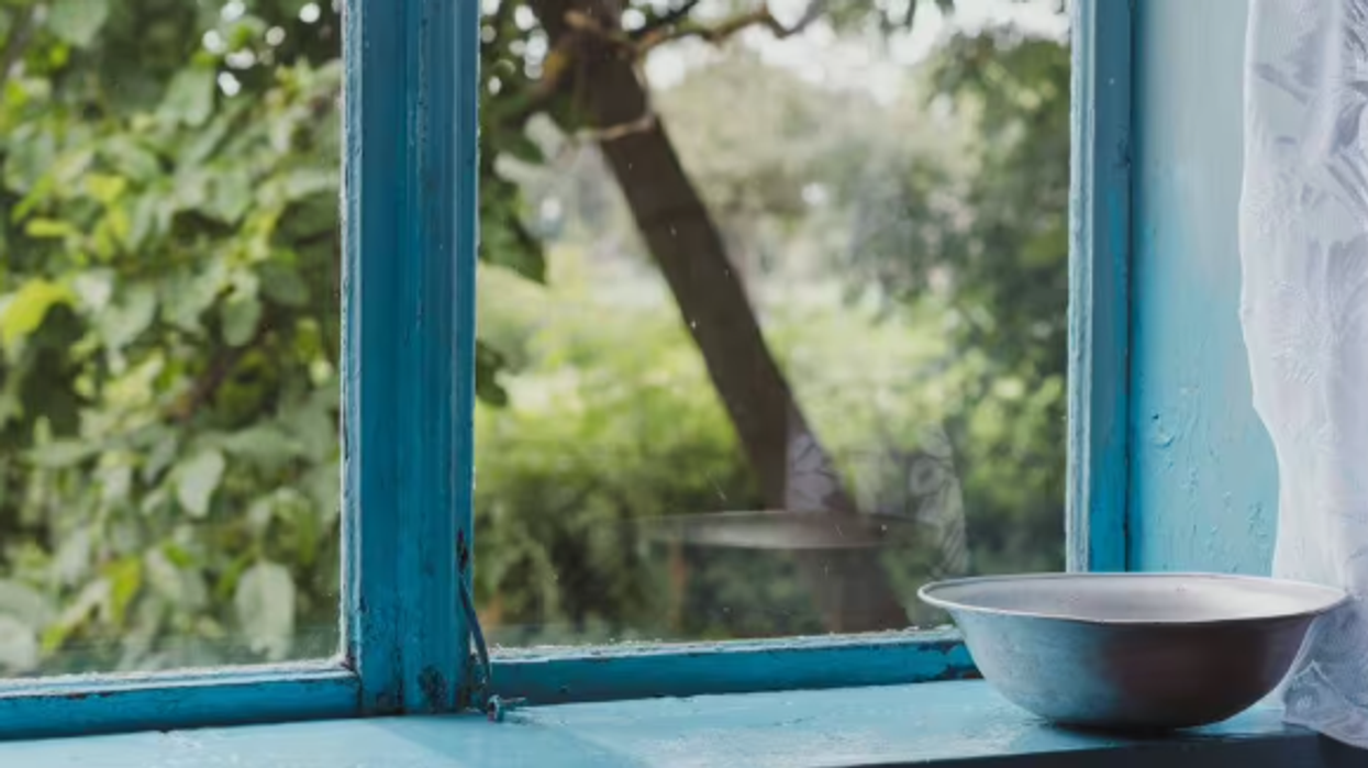 Pse duhet të vendosni një enë me kripë pranë dritares gjatë ditëve të ftohta?
