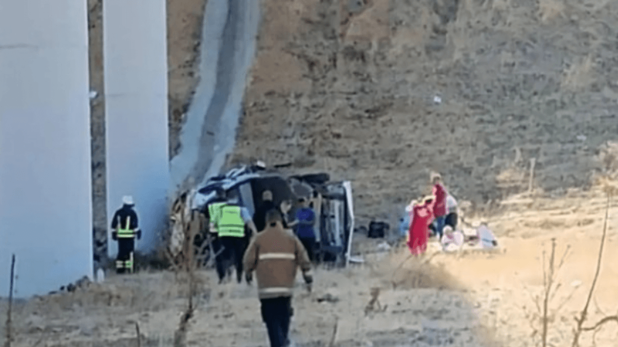 Aksident i rëndë në autostradën Shtip–Radovish, furgoni bie nga ura