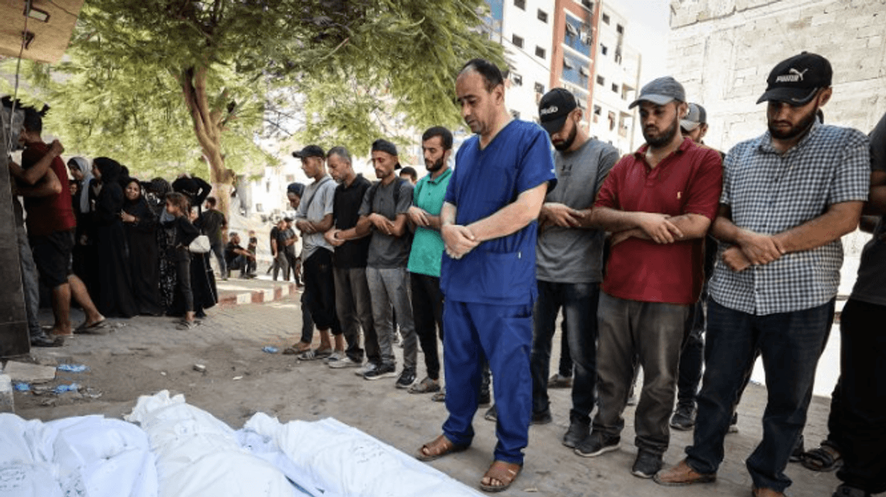 Drejtori i spitalit të Gazës pranon trupat e vëllait dhe të afërmve të tjerë gjatë detyrës