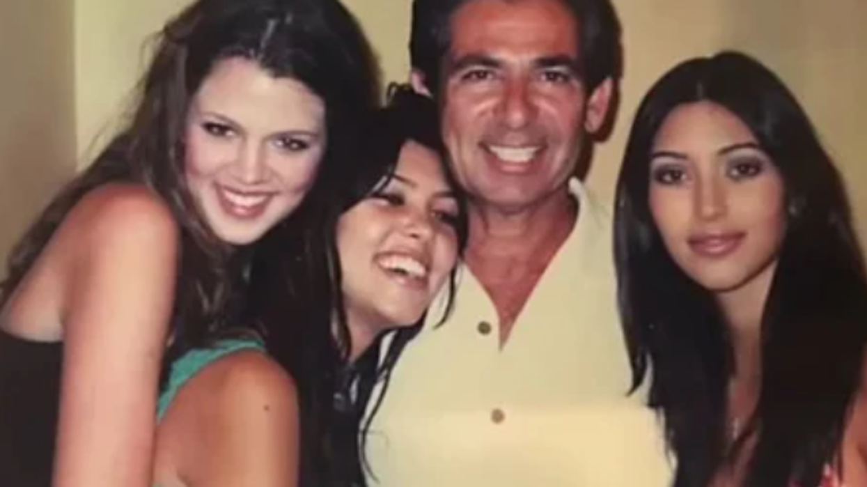 Kim dhe Khloe Kardashian shënojnë 22-vjetorin e vdekjes së babait: Shpresoj të jeni krenar për ne