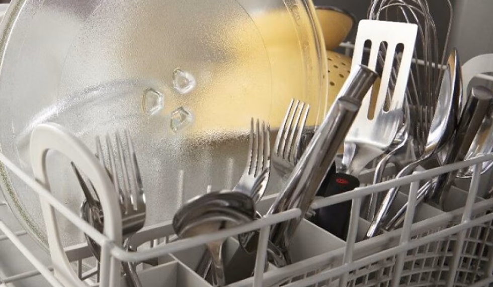 Si të vendosni saktë pirunët dhe lugët në enëlarëse - Doreza lart apo poshtë?