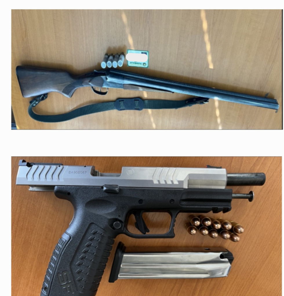 Policia konfiskon dy armë pa leje në Gjakovë, njëra pistoletë e tjetra pushkë gjuetie