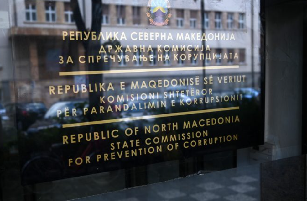 Drejtoresha e shkollës shpërndante materiale partiake, KSHPK e denoncon në Prokurori