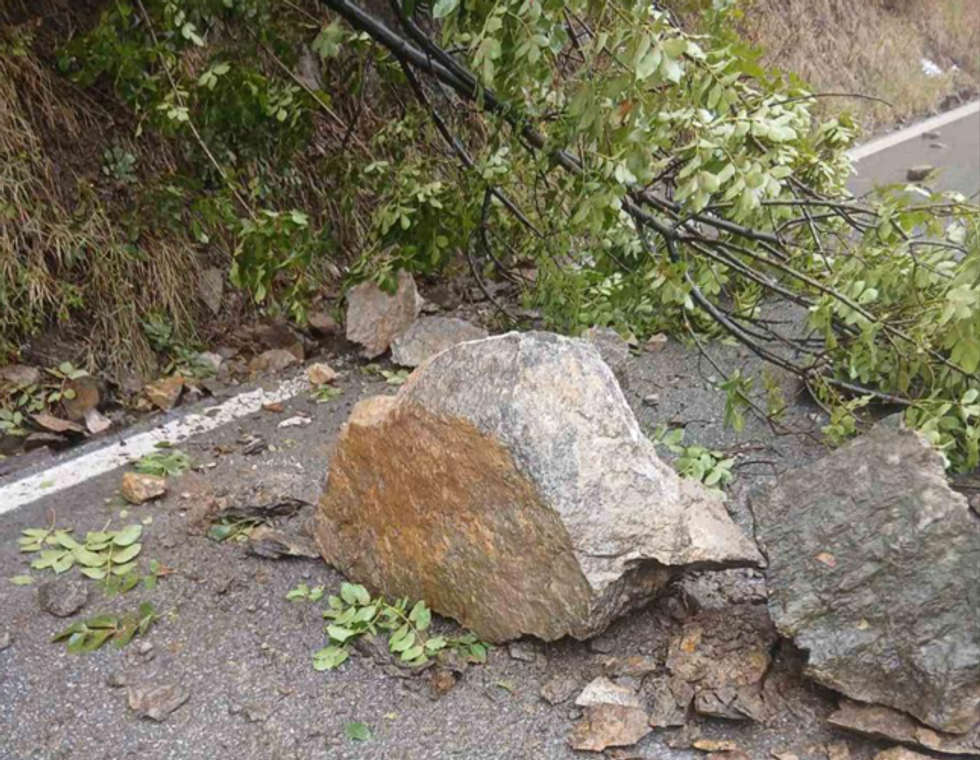 Policia e Ferizajt apelon për kujdes në rrugët malore për shkak të reshjeve të shiut