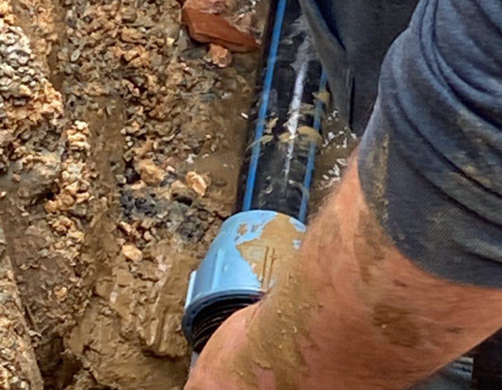 Ekipet e KRU “Gjakova” intervenojnë për rregullimin e defektit në rrugën “Beqir Pozhegu”