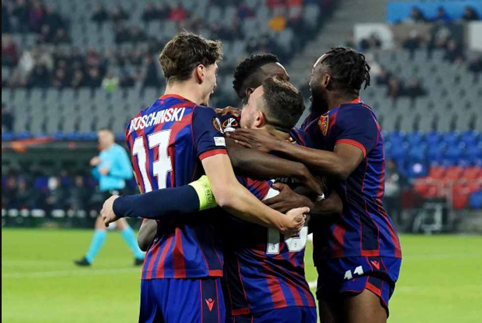 Xherdan Shaqiri shënon gol nga penalltia - e mashtroi mjeshtërisht portierin