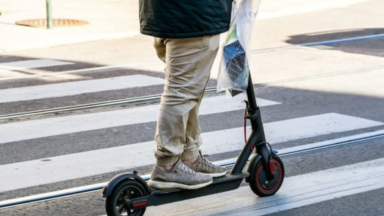 Vjedhin pesë trotinetë në vende të ndryshme në Prizren, arrestohen dy persona Vjedhin pesë trotinetë në vende të ndryshme në Prizren, arrestohen dy persona