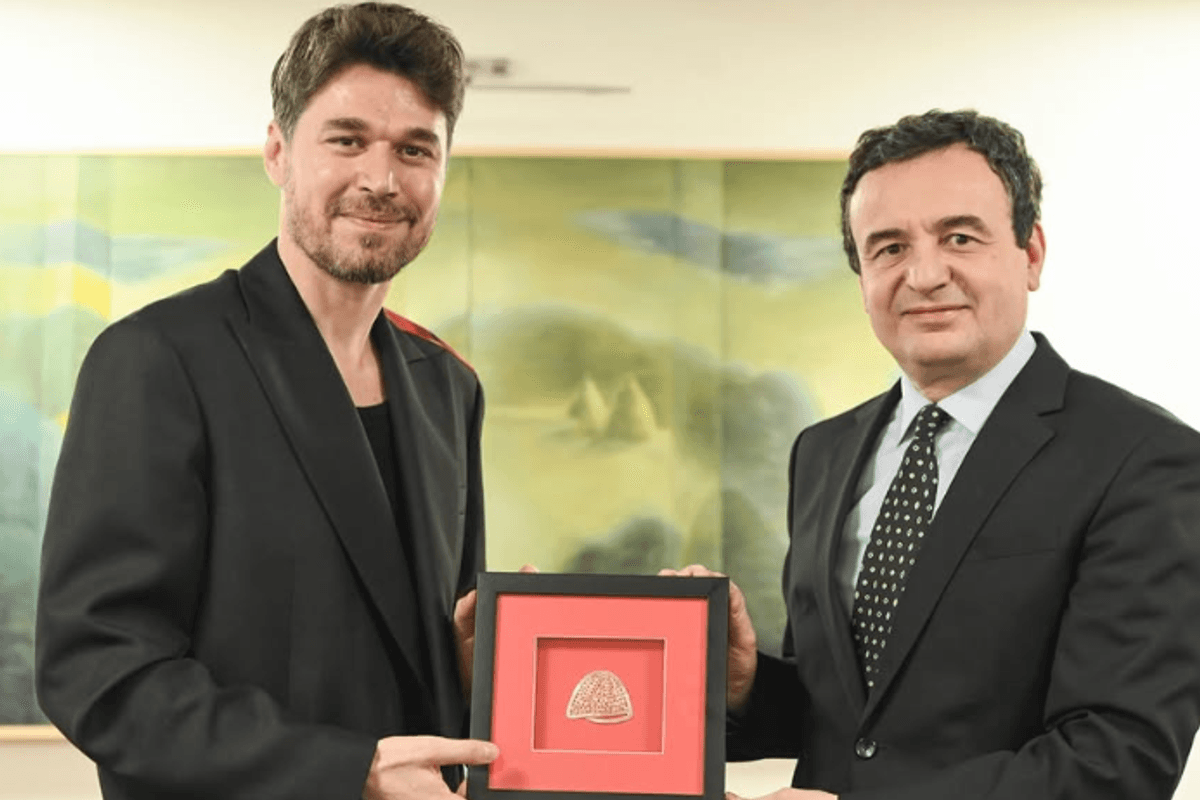 Pas katër netësh koncert në Prishtinë, Alban Skënderaj mirëpritet nga Kurti Pas katër netësh koncert në Prishtinë, Alban Skënderaj mirëpritet nga Kurti