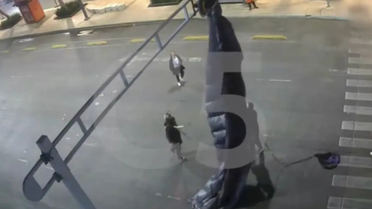 Kamerat e sigurisë në Mexico City kapin uljen e pazakontë të një parashutisti në qendër të qytetit, parashuta i ngecë në semafor