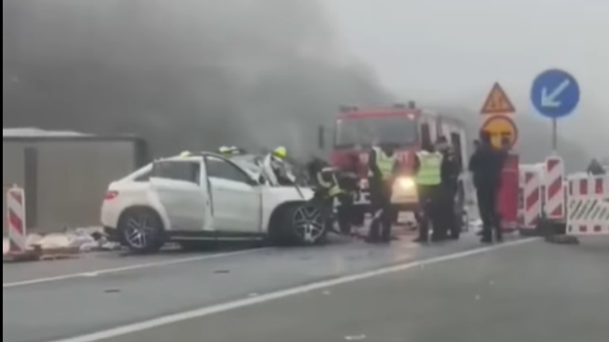 Vdes një grua në një aksident mes një mjeti të rëndë dhe kamioni në autostradën "Ibrahim Rugova"