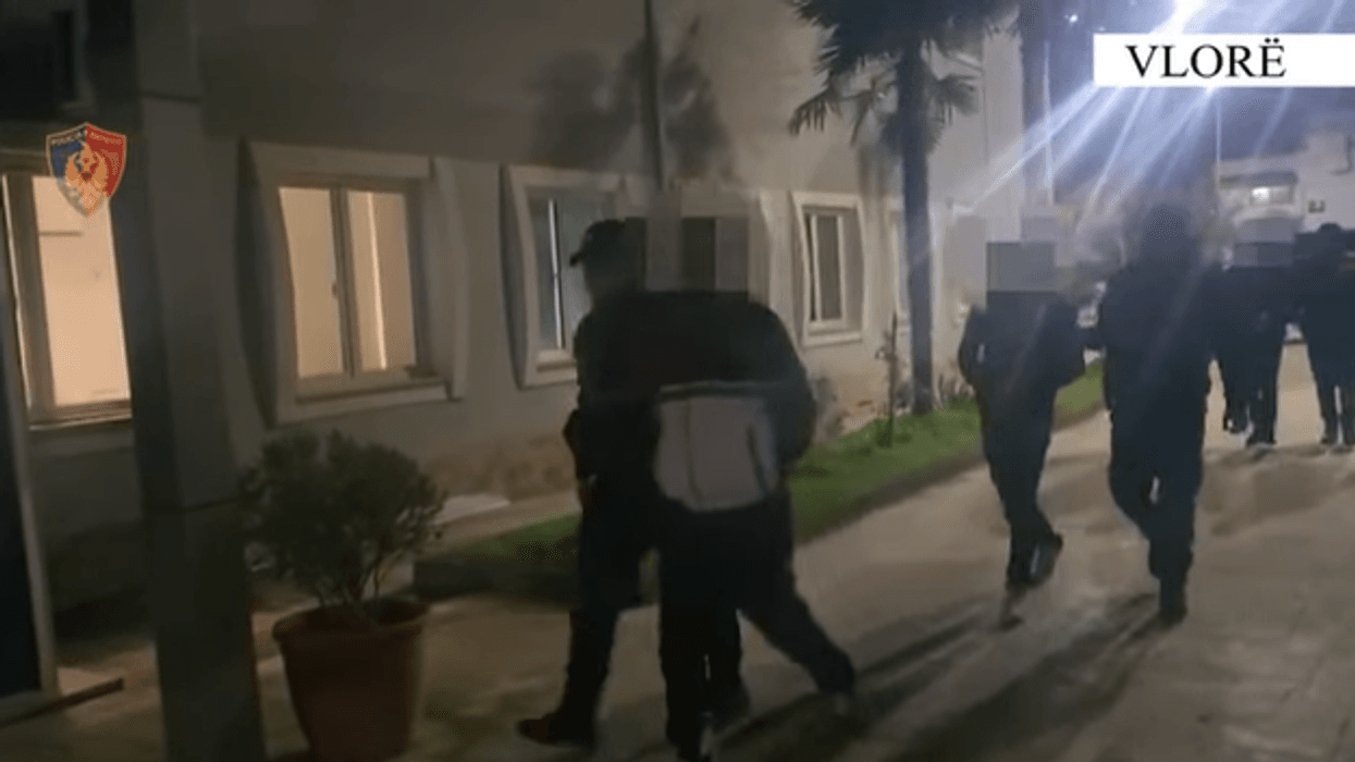 Mbajtën peng dhe e rrahën një person nga Kosova për përfitimin e 70 mijë euro, arrestohen tre të dyshuar në Vlorë Mbajtën peng dhe e rrahën një person nga Kosova për përfitimin e 70 mijë euro, arrestohen tre të dyshuar në Vlorë