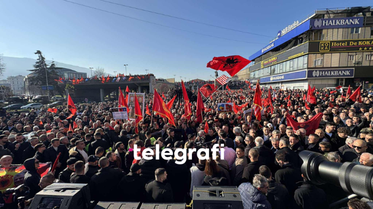 Nis protesta në Shkup në mbrojtje të krerëve të UÇK-së, pamje nga sheshi "Skënderbeu"