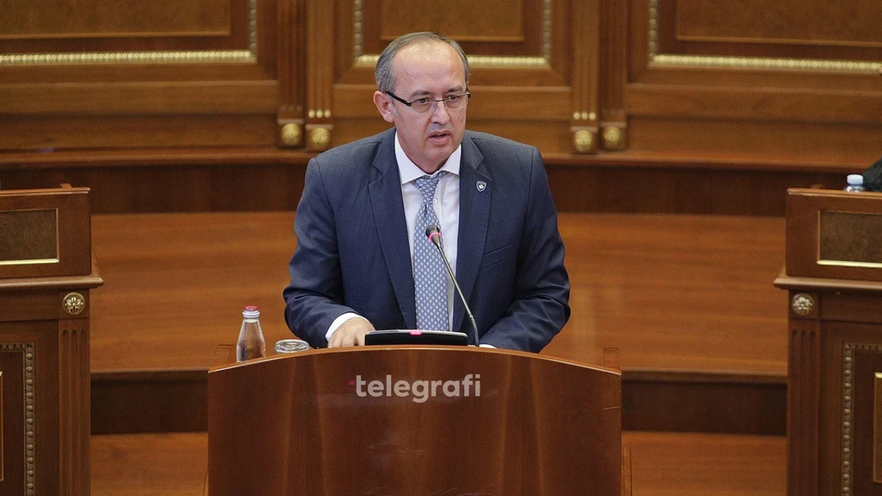 Pasi Osmani vizitoi kryetarin e Mitrovicës, reagon Hoti: Shkuarja për ta uruar ish-bashkëthemeluesin saj është shkelje e hapur kushtetuese