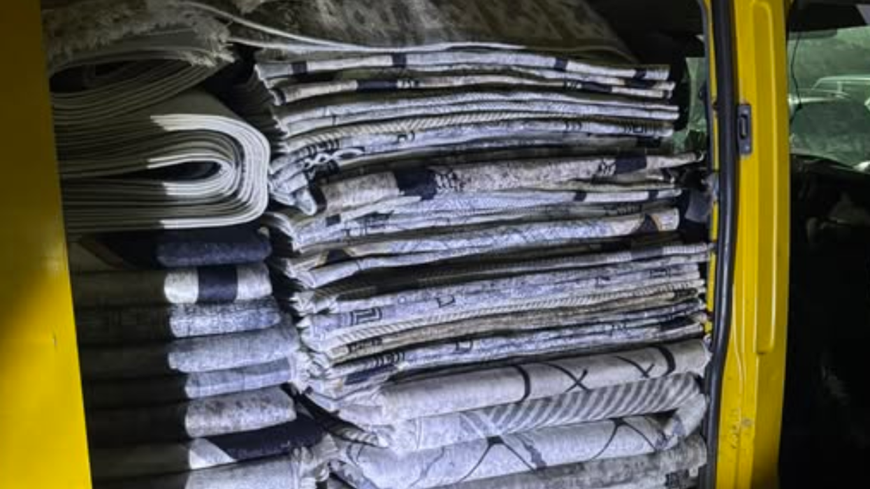 Ndalohet një 52-vjeçar nga Shkupi, u kap me 300 qilima pa dokumentacion përkatës