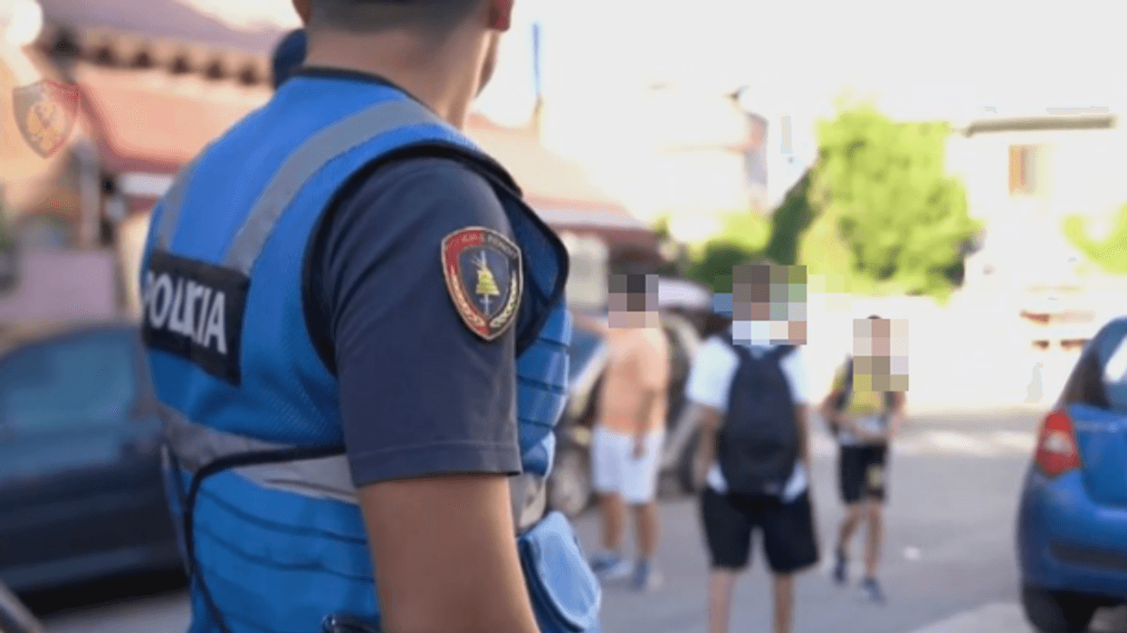 Oficerët e shkollave mes dhunës, presionit dhe vetëcensurës Oficerët e shkollave mes dhunës, presionit dhe vetëcensurës