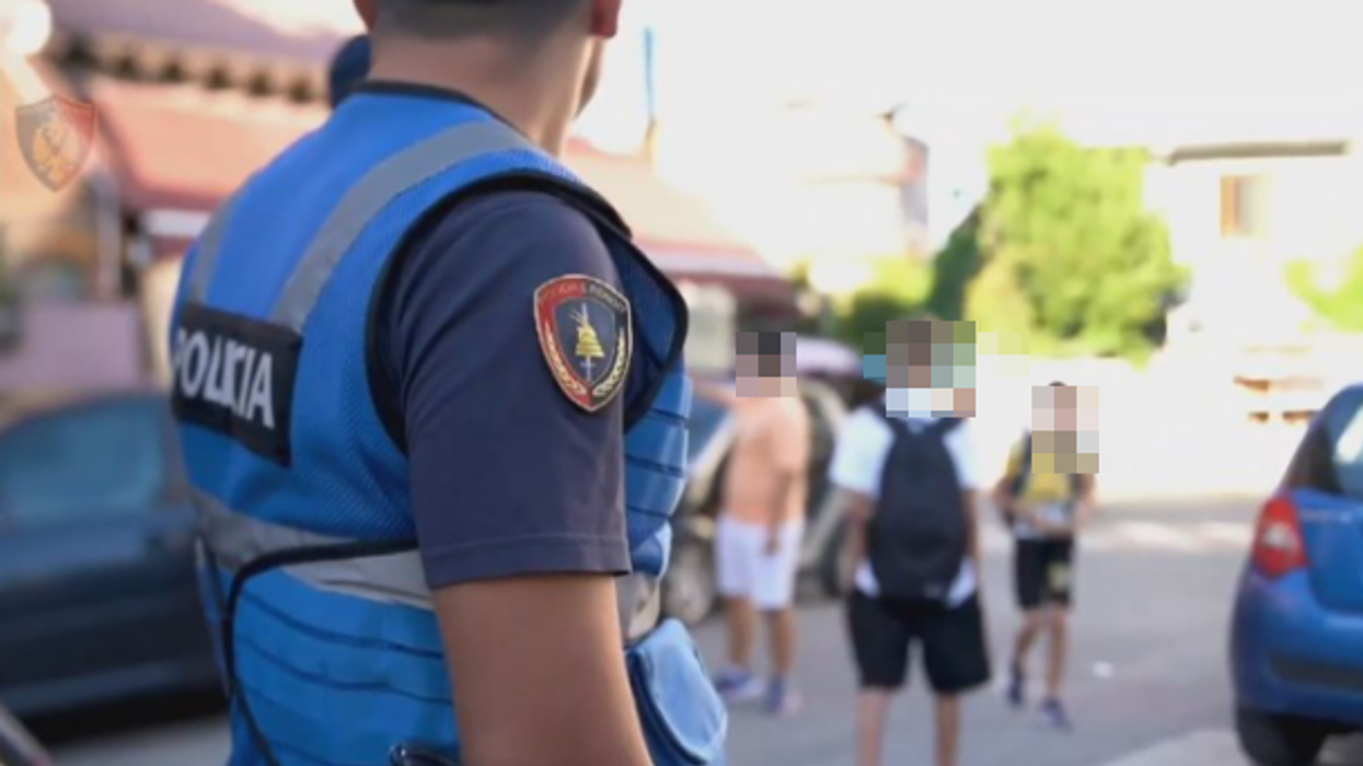 Oficerët e shkollave mes dhunës, presionit dhe vetëcensurës