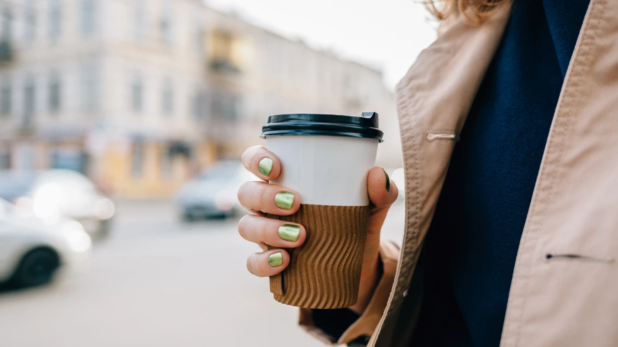 Studim alarmues: Pijet e nxehta në gota kartoni - një burim i fshehtë mikroplastikash