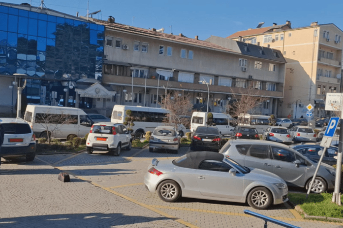 Transportuesit e nxënësve bllokuan rrugën para Komunës së Gostivarit, paralajmëruan bojkot për shkak të borxheve të papaguara Transportuesit e nxënësve bllokuan rrugën para Komunës së Gostivarit, paralajmëruan bojkot për shkak të borxheve të papaguara