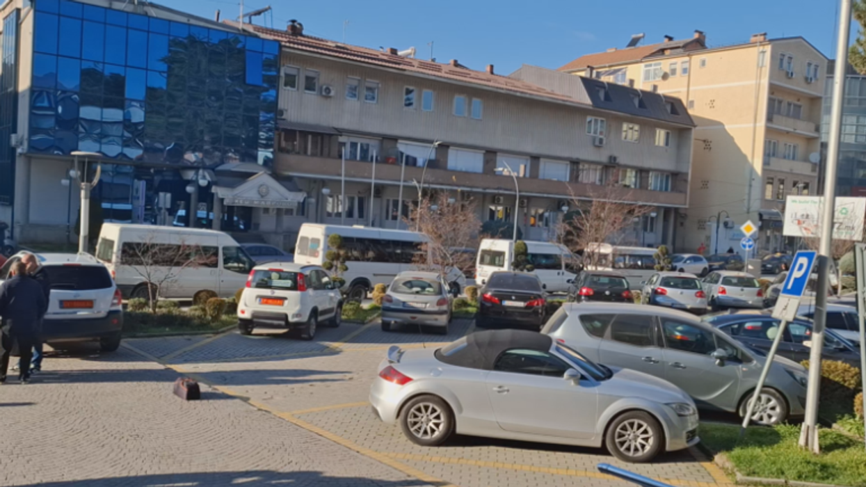 Transportuesit e nxënësve bllokuan rrugën para Komunës së Gostivarit, paralajmëruan bojkot për shkak të borxheve të papaguara