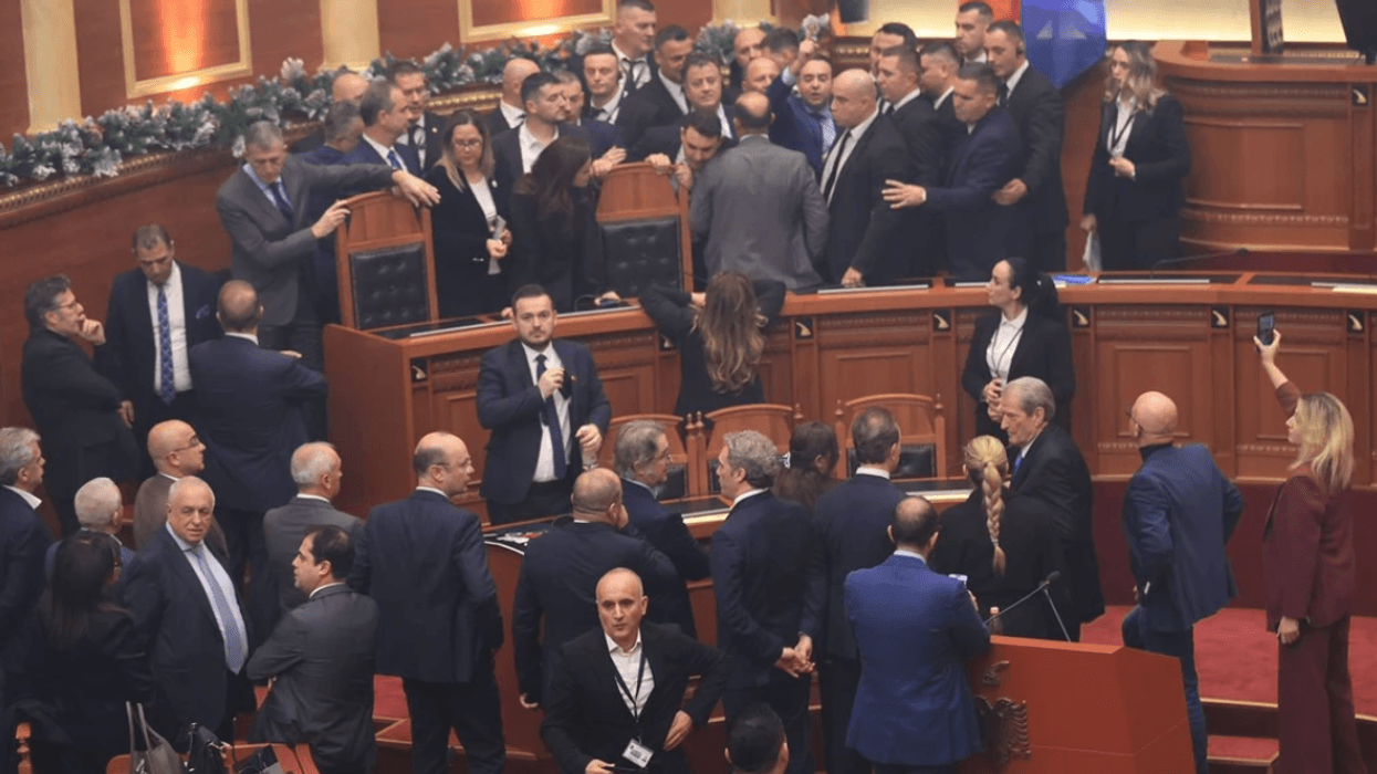 Përplasjet në Kuvend, PS kërkon përjashtimin nga seancat për 29 deputetë të PD Përplasjet në Kuvend, PS kërkon përjashtimin nga seancat për 29 deputetë të PD