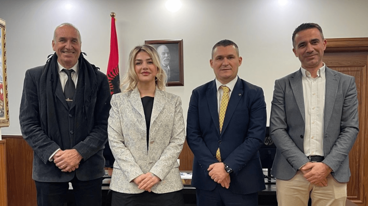 Ambasada e Britanisë në Kosovë pret ish-shefin e SPAK-ut, fokus te sundimi i ligjit dhe ekspertiza profesionale Ambasada e Britanisë në Kosovë pret ish-shefin e SPAK-ut, fokus te sundimi i ligjit dhe ekspertiza profesionale