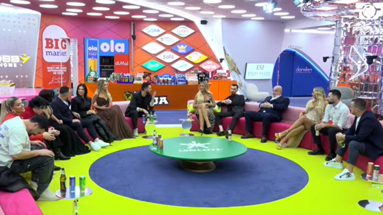 Para se të fillonte loja, Vëllai i Madh sfidoi banorët për biletat e fatit