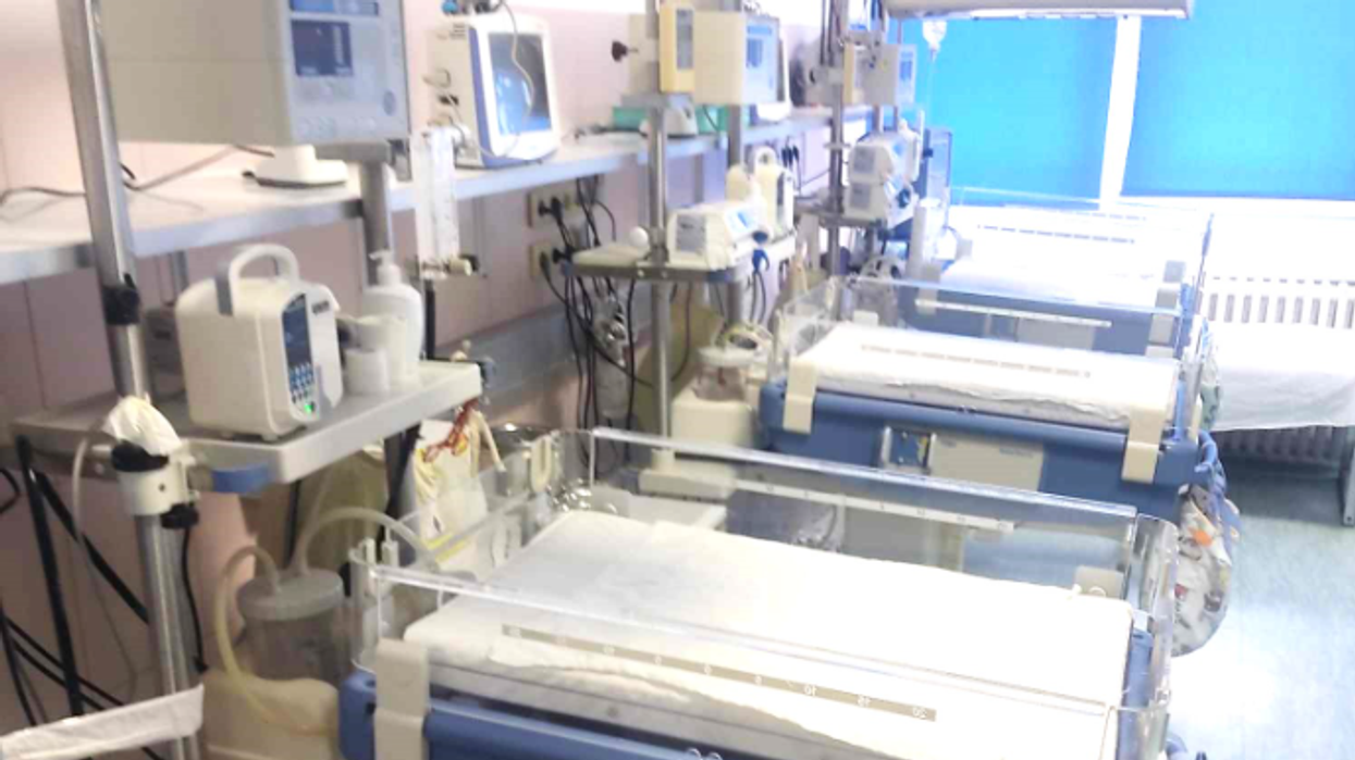 Mbi 2,800 vizita specialistike dhe 27 lindje në Spitalin e Pejës