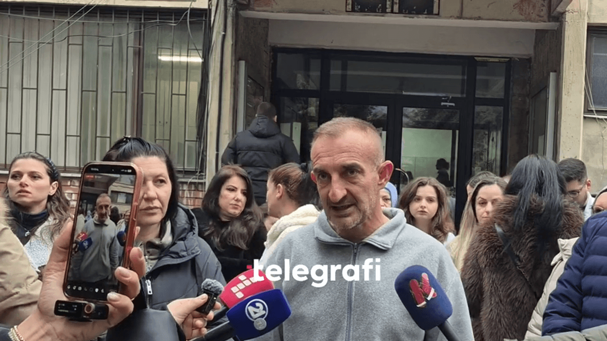 Teknikët medicinal protestojnë para spitalit të Tetovës Teknikët medicinal protestojnë para spitalit të Tetovës