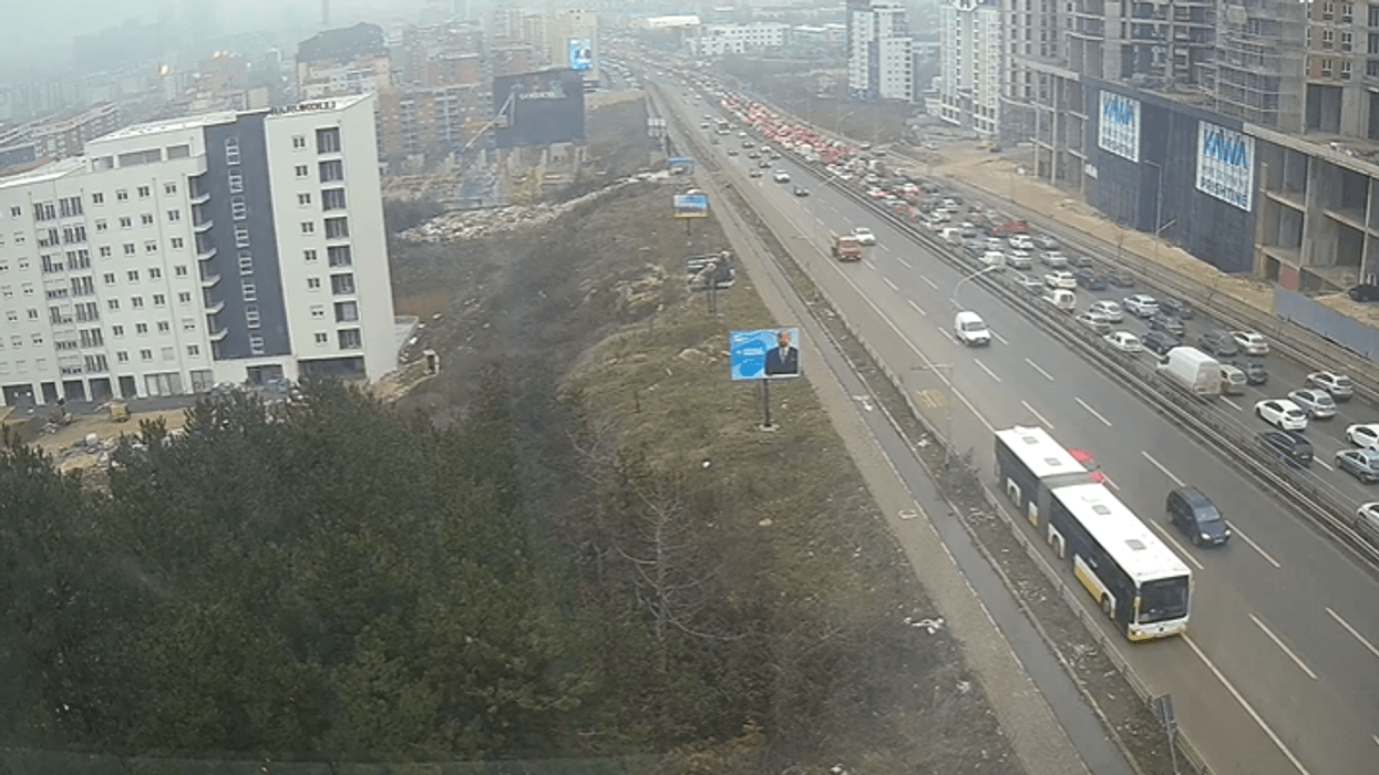 Kolona të gjata automjetesh në Veternik, qarkullimi i rënduar që nga mëngjesi Kolona të gjata automjetesh në Veternik, qarkullimi i rënduar që nga mëngjesi