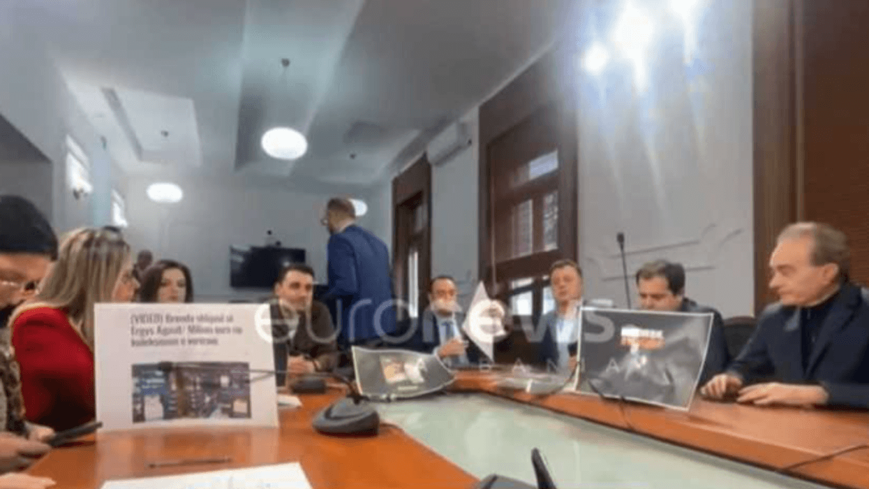 Tensione te “Etika” për përjashtimin e deputetëve të PD-së, ata shkojnë me pankarta Tensione te “Etika” për përjashtimin e deputetëve të PD-së, ata shkojnë me pankarta
