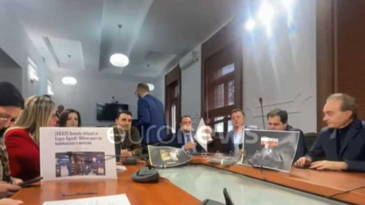 Tensione te “Etika” për përjashtimin e deputetëve të PD-së, ata shkojnë me pankarta